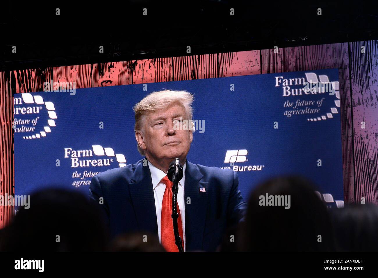 Großer Videomonitor, auf dem Präsident der Vereinigten Staaten Donald J. Trump vor 5.000 Teilnehmern auf der jährlichen American Farm Bureau Federation Convention in Austin, Texas, USA, eine Adresse vorstellte Stockfoto