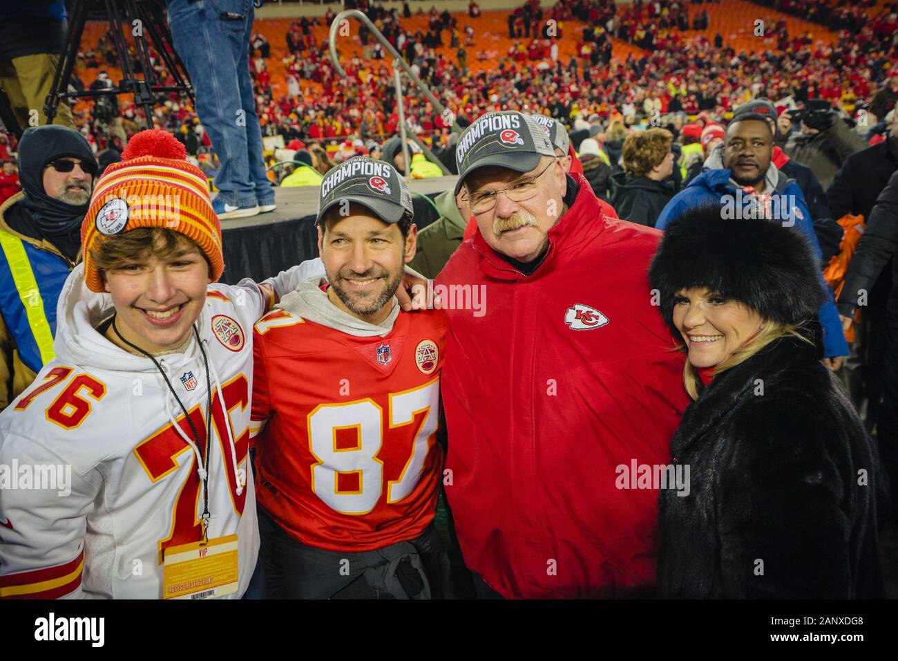 Kansas City, United States. 19 Jan, 2020. Paul Rudd und Familie posieren für ein Foto mit Kansas City Chiefs Head Coach Andy Reid nach der Leiter die AFC Championship gewonnen, das Tennessee Titans 35-24 besiegte, in Arrowhead Stadium in Kansas City, Missouri am Sonntag, 19. Januar 2020. Foto von Kyle Rivas/UPI Quelle: UPI/Alamy leben Nachrichten Stockfoto