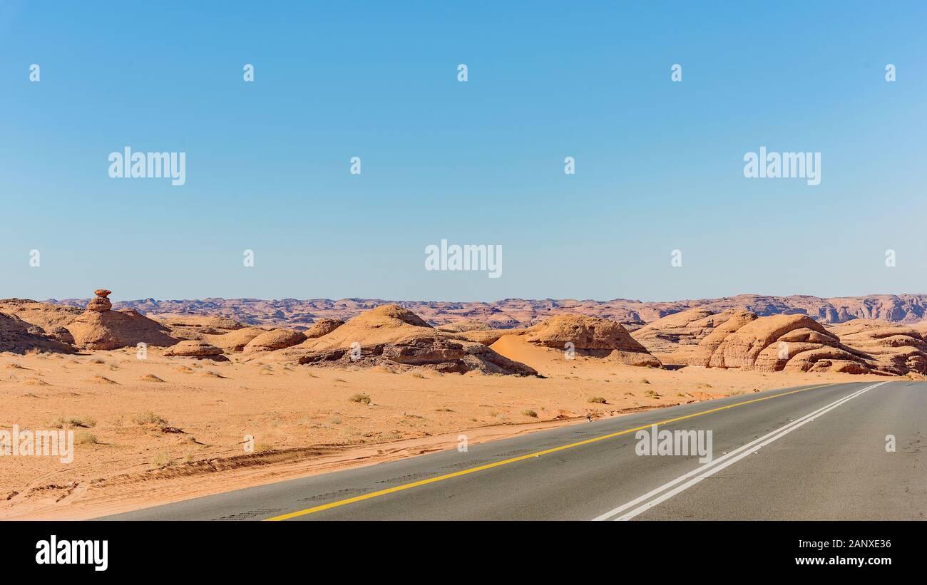 Wüstenlandschaft von der Straße - Saudi-Arabien Stockfoto