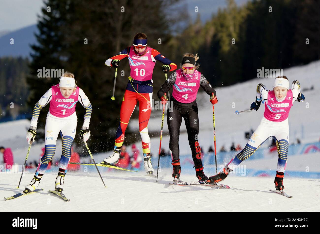 Le Chenit, Vallee de Joux Langlaufzentrum. 19 Jan, 2020. Maria Melling von Norwegen, Karolina Kaleta von Polen, Lara Dellit Deutschlands und Tove Ericsson aus Schweden (von L nach R) konkurrieren, während Sprint der Frauen kostenlose Halbfinale des Langlauf an der dritten Winter Youth Olympic Games, Vallee de Joux Langlaufzentrum, Schweiz am 19.01.2020. Credit: Wang Qingqin/Xinhua/Alamy leben Nachrichten Stockfoto