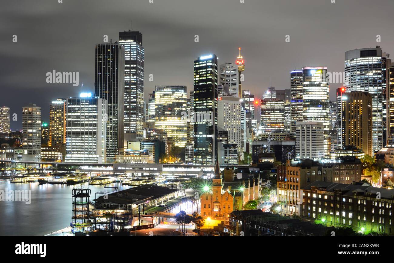 Atemberaubender Blick auf das Stadtbild des zentralen Geschäftsviertels von Sydney und das Circular Quay Stockfoto