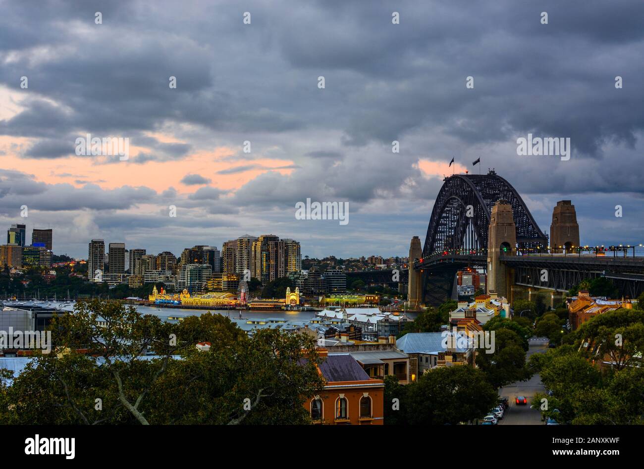 Der Abend geht über die Sydney Harbour Bridge und die lebhafte Küste in Australiens wunderschöner Hafenstadt Stockfoto