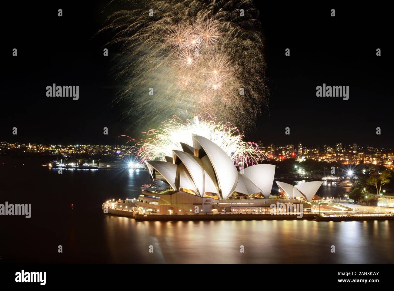Sydney, AUSTRALIEN - 8. MÄRZ 2018 - VOR dem Hintergrund der Stadt REGNET EIN gewaltiges Finale der Feuerwerksshow über dem Opernhaus von Sydney Stockfoto
