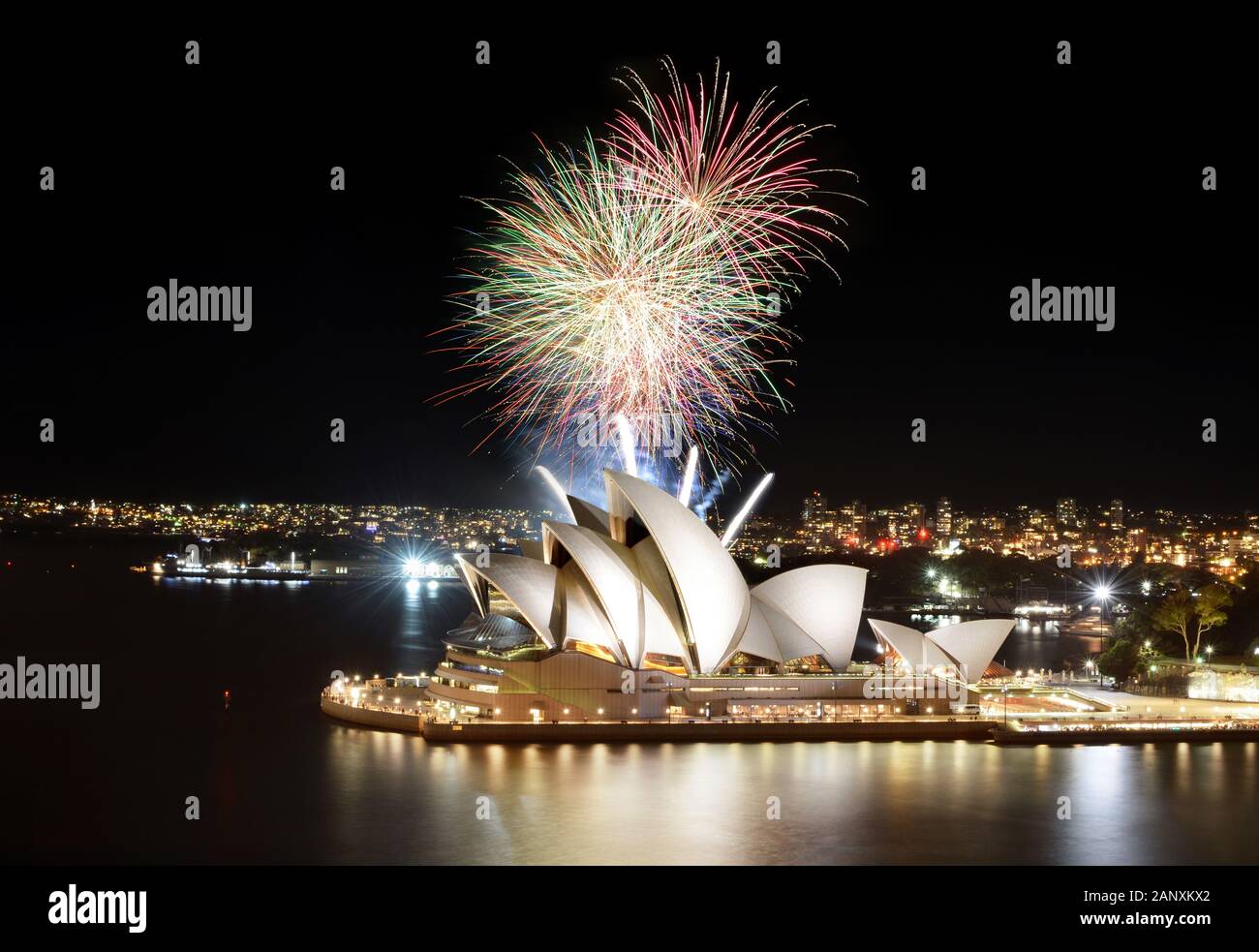 Sydney, AUSTRALIEN - 8. MÄRZ 2018 - Strahlendes Sydney Feuerwerksshow Finale über dem Opernhaus in der Nacht Stockfoto