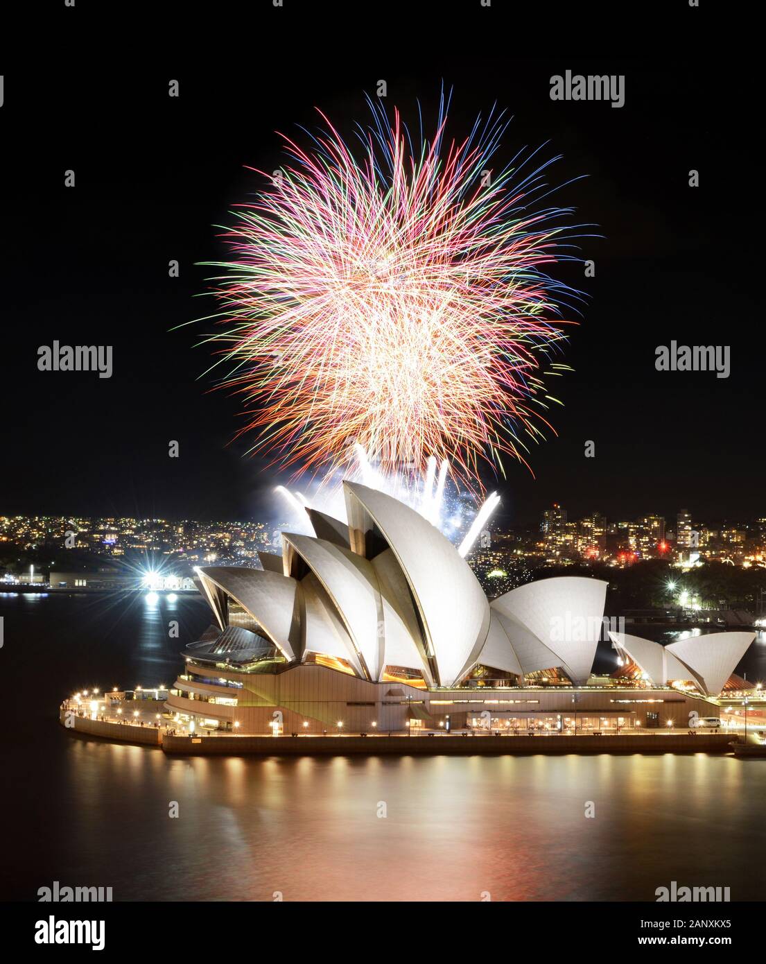 Sydney, AUSTRALIEN - 8. MÄRZ 2018 - Das Halbfinale einer Feuerwerksshow krönt das Sydney Opera House in unglaublichen Farben Stockfoto