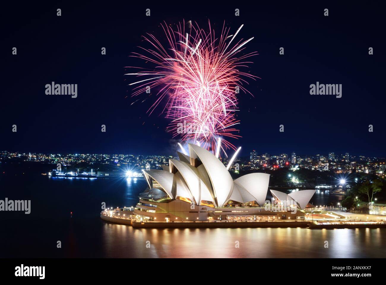 Sydney, AUSTRALIEN - 8. MÄRZ 2018 - EIN gewaltiger Platzer rosafarbener Feuerwerke erleuchtet den Hafen rund um das Opernhaus von Sydney Stockfoto