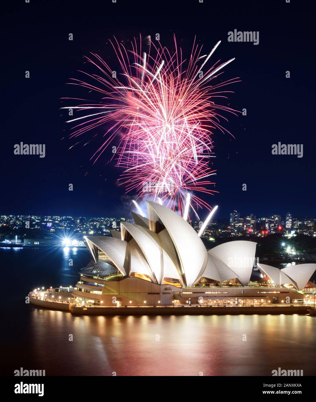 Sydney, AUSTRALIEN - 8. MÄRZ 2018 - Unglaubliches Vollgezaubert mit einem rosafarbenen Feuerwerk über dem Opernhaus von Sydney Stockfoto