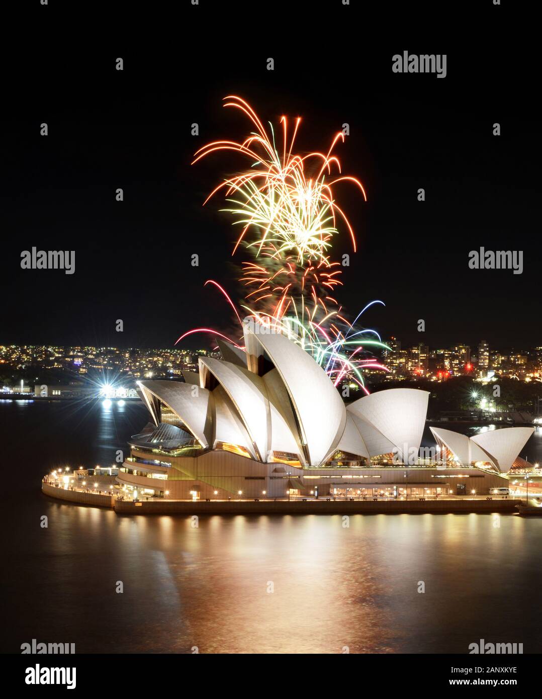 Sydney, AUSTRALIEN - 8. MÄRZ 2018 - das Sydney Opera House veranstaltet ein unglaubliches Feuerwerk über dem Hafen der Stadt Stockfoto