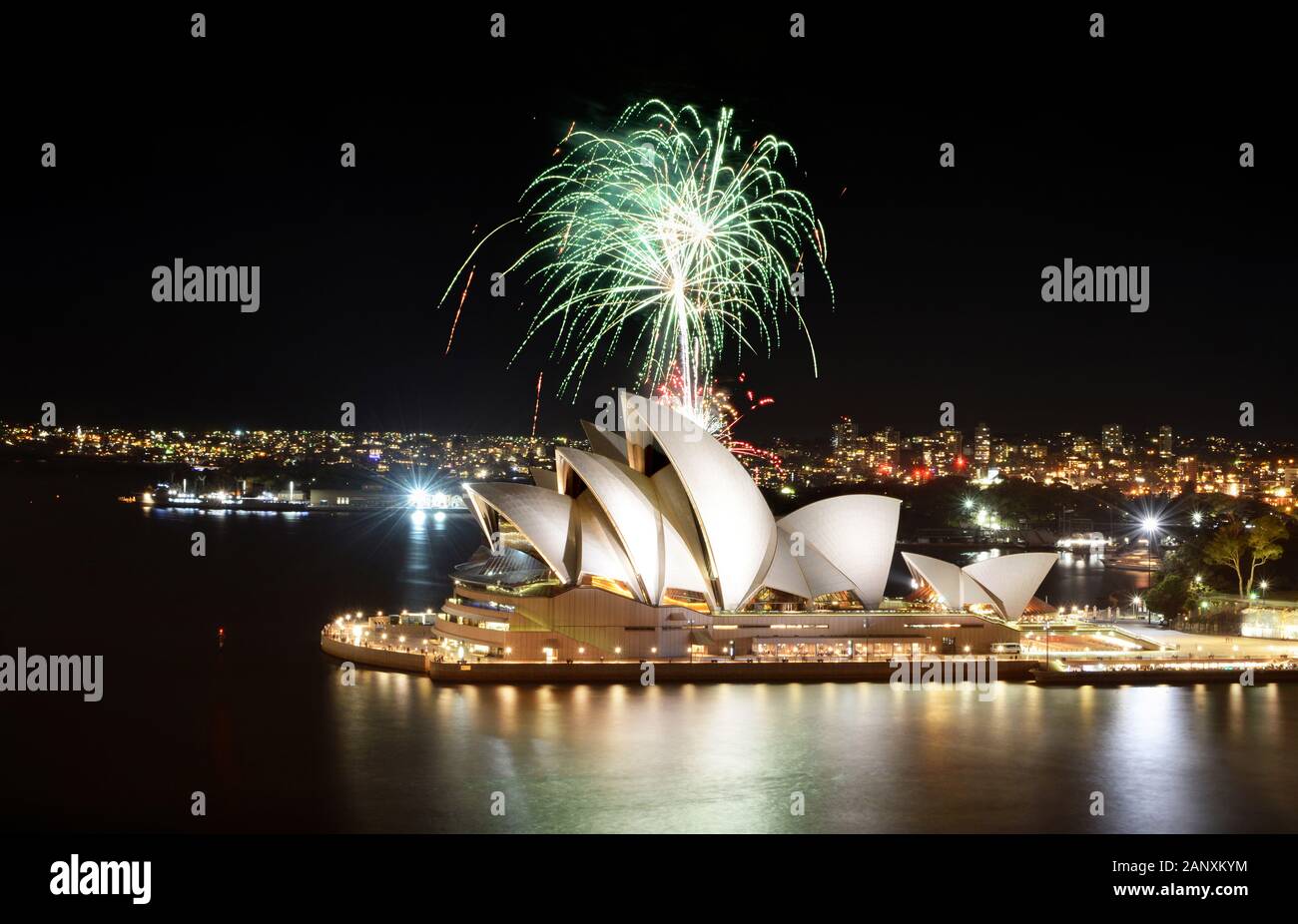 Sydney, AUSTRALIEN - 8. MÄRZ 2018 - EINE Dusche mit grünem Feuerwerk spuckt während einer pyrotechnischen Show über das Opernhaus von Sydney Stockfoto
