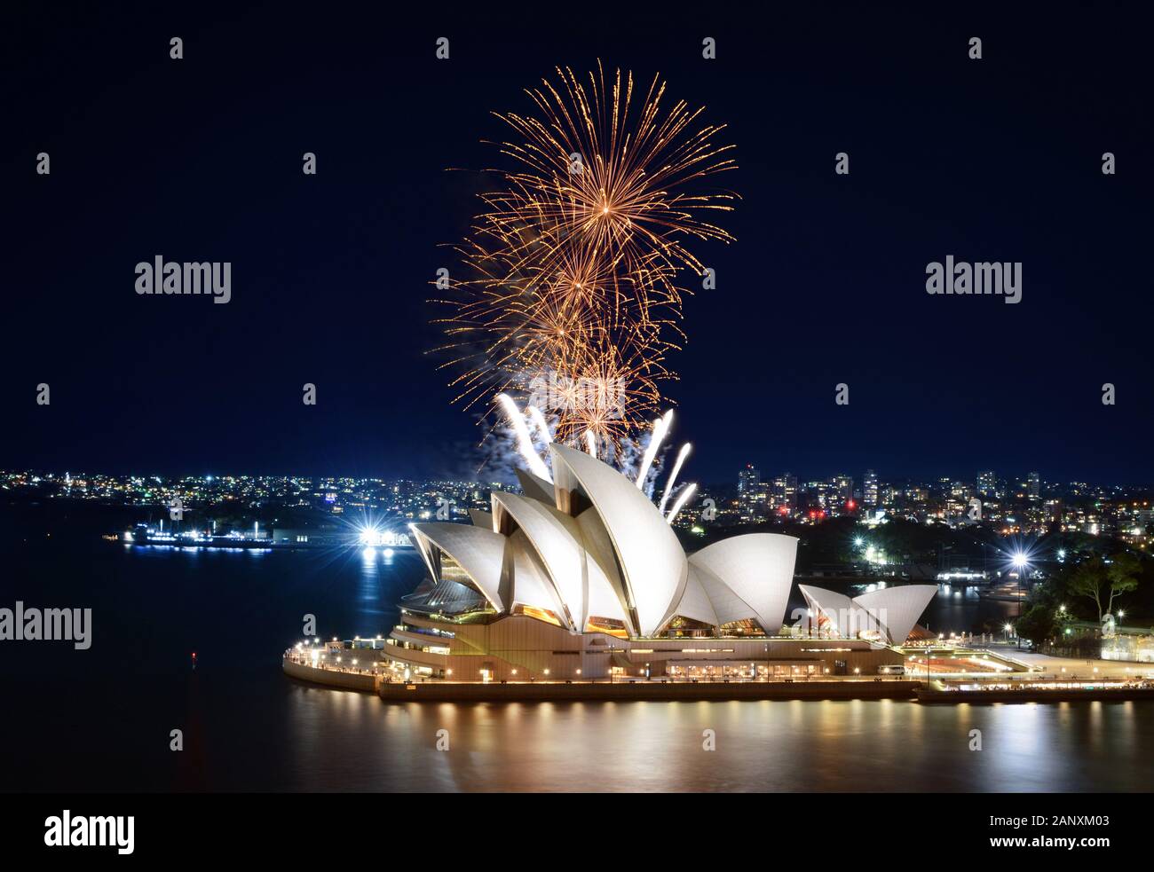 Sydney, Australien - 8. März 2018 - Nächtliche Schauer mit Goldfeuerwerk über dem geliebten Opernhaus von Sydney Stockfoto