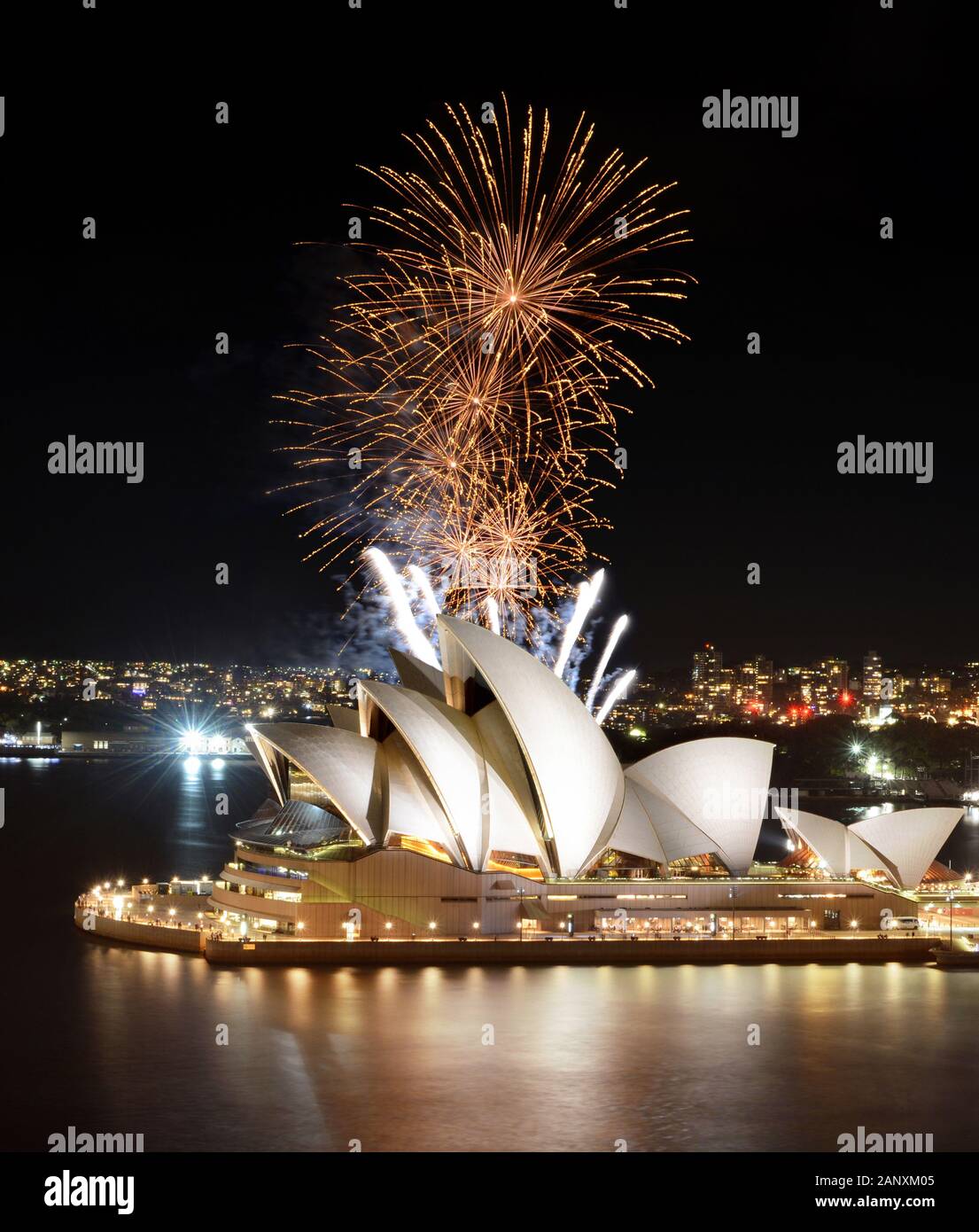 Sydney, AUSTRALIEN - 8. MÄRZ 2018 - Die Goldenen Feuerwerke sorgen für ein atemberaubendes Display über dem Opernhaus und dem Hafen von Sydney Stockfoto