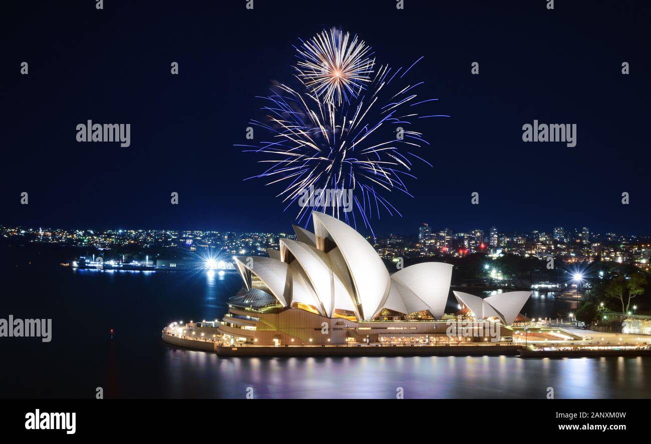 Sydney, AUSTRALIEN - 8. MÄRZ 2018 - Blaue und weiße Feuerwerke explodieren am Himmel über dem Opernhaus von Sydney in einem schillernden Lichtspektakel Stockfoto
