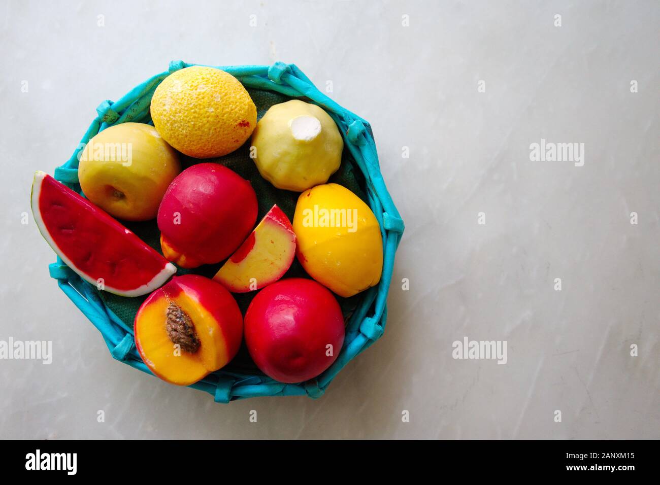 Schöne Frucht Seifen auf dem weißen Stein. freier Platz für Text Stockfoto