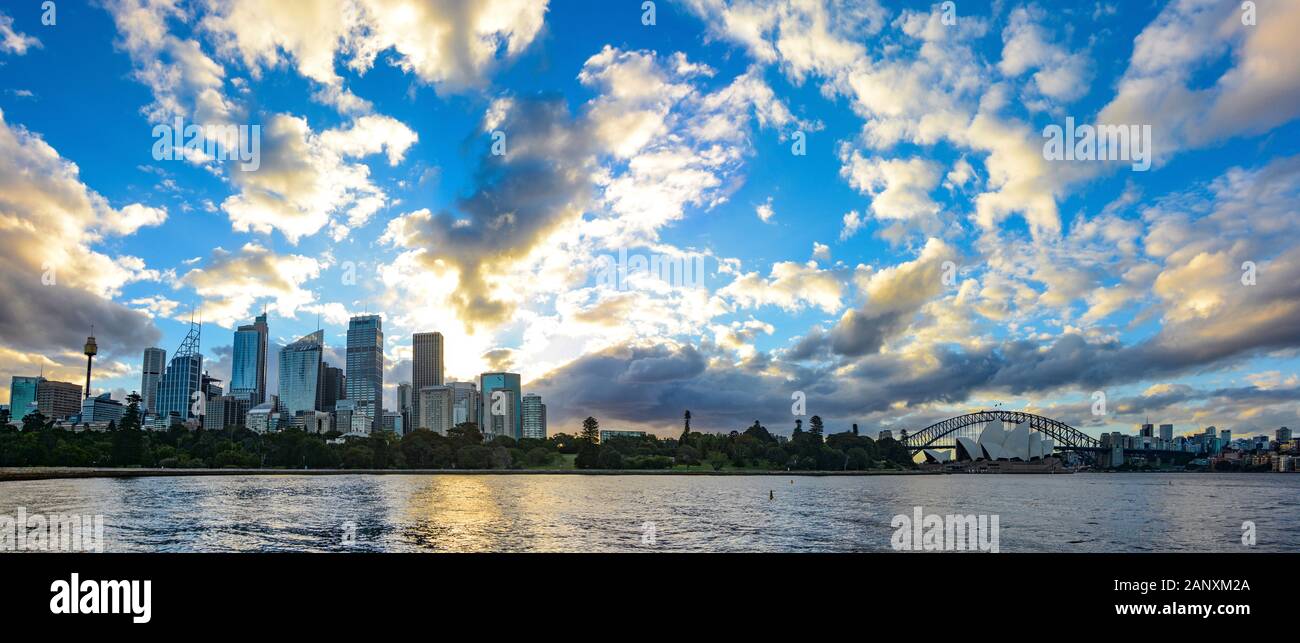 Weiter Panoramablick auf Sydney, Australien mit wundervollen Sonnenuntergängen und Wolken über der Skyline der Stadt und den Botanischen Gärten Stockfoto