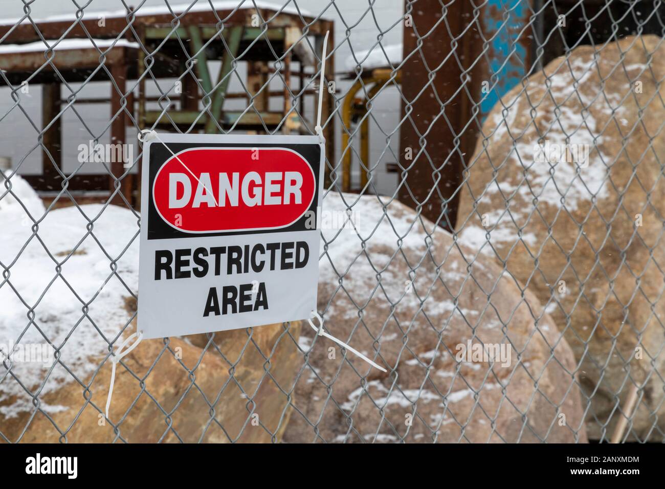 Madison Heights, Michigan, USA - 19. Januar 2020. Eine US-Behörde für Umweltschutz Superfund Cleanup Seite, wo der Besitzer des Electro-Plating Dienstleistungen giftige Chemikalien entleert. Durch die Firma Inhaber Gary Sayers wurde wiederholt für Umwelt Verstöße, die in den letzten 25 Jahren zitiert und ist jetzt im Gefängnis "Grünes ooze' mit sechswertigem Chrom auf einem nahe gelegenen Autobahn fließenden alarmierte die Behörden auf das anhaltende Problem. Quelle: Jim West/Alamy leben Nachrichten Stockfoto