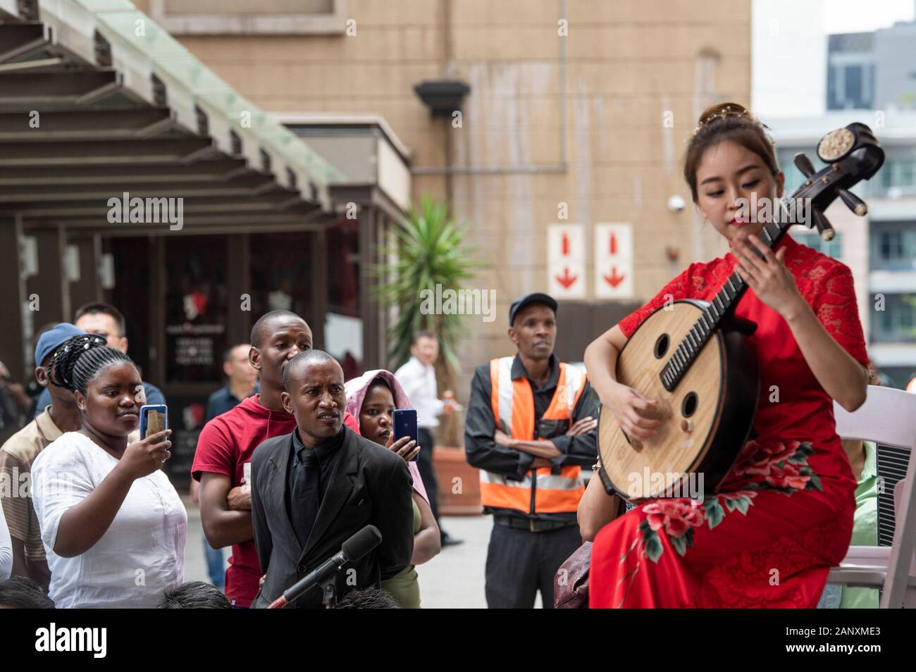 Johannesburg, Südafrika. 19 Jan, 2020. Eine chinesische Künstler führt während der Feierlichkeiten für das bevorstehende chinesische Mondjahr in Johannesburg, Südafrika, Jan. 19, 2020. Hunderte von chinesischen und Südafrikaner aller Altersgruppen aus verschiedenen Hintergründen zusammen bei Nelson Mandela Square in Johannesburg am Sonntag chinesische Mondjahr zu feiern. Eine Anzahl der ausübenden Künstler sowohl in China und Südafrika die Teilnehmer mit Musik und Tanz unterhalten. Credit: Chen Cheng/Xinhua/Alamy leben Nachrichten Stockfoto