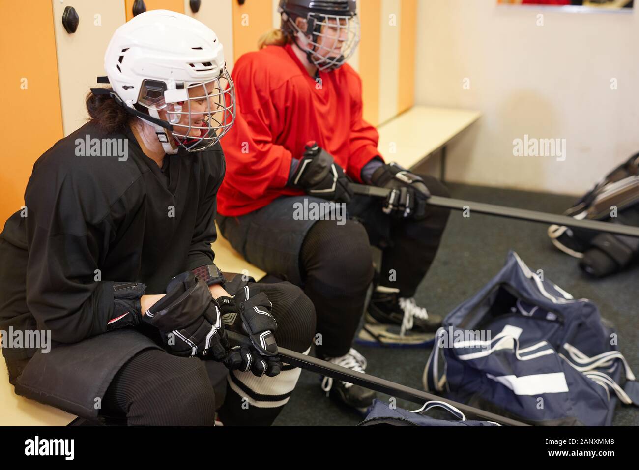 Hohen winkel Portrait von weiblichen Hockey Spieler in der Umkleide Vorbereitung für Sport übereinstimmen oder Praxis, kopieren Raum Stockfoto