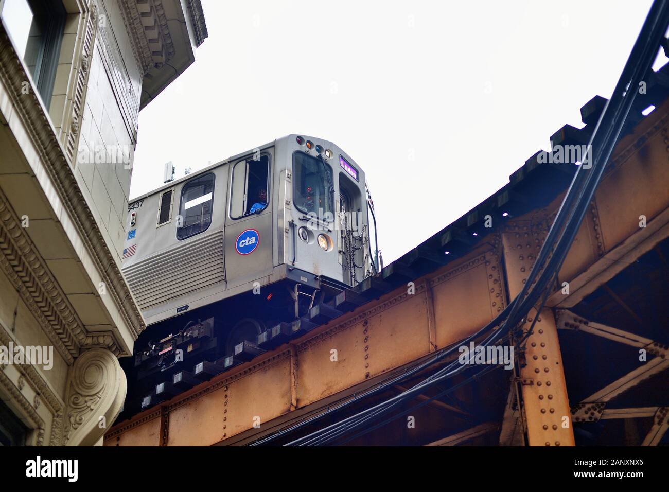 Chicago, Illinois, USA. Ein CTA lila Linie Hochbahn macht den engen Kurve von oben Van Buren Street Wells Street auf Chicagos berühmten Loop. Stockfoto