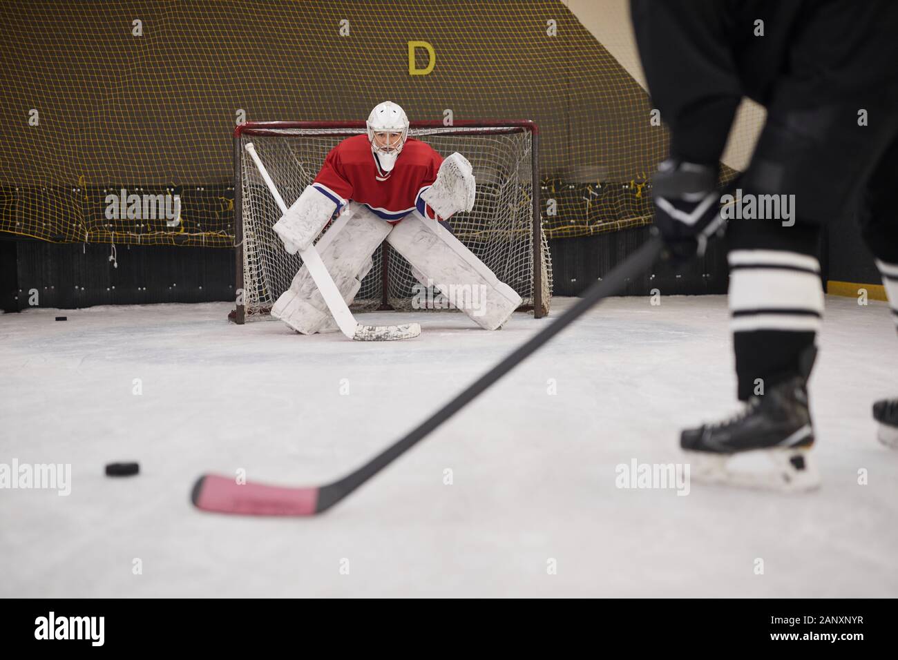 Hintergrundbild von Hockey Torwart bereit Tor in der Eisbahn zu verteidigen, kopieren Raum Stockfoto