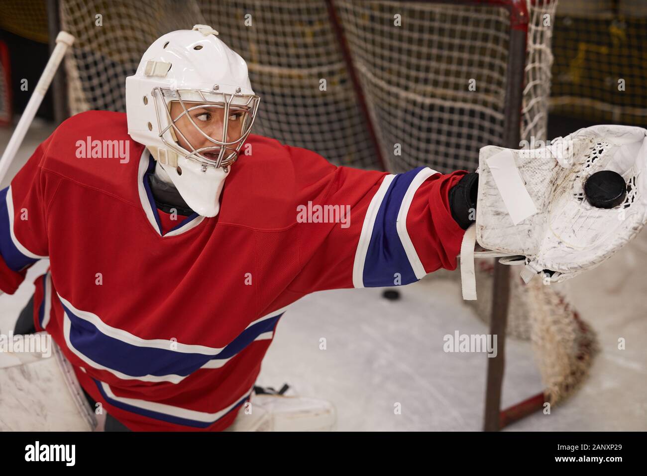 Hohen winkel Action Shot der weiblichen hockey player verteidigende Tor während übereinstimmen, Kopie Raum Stockfoto