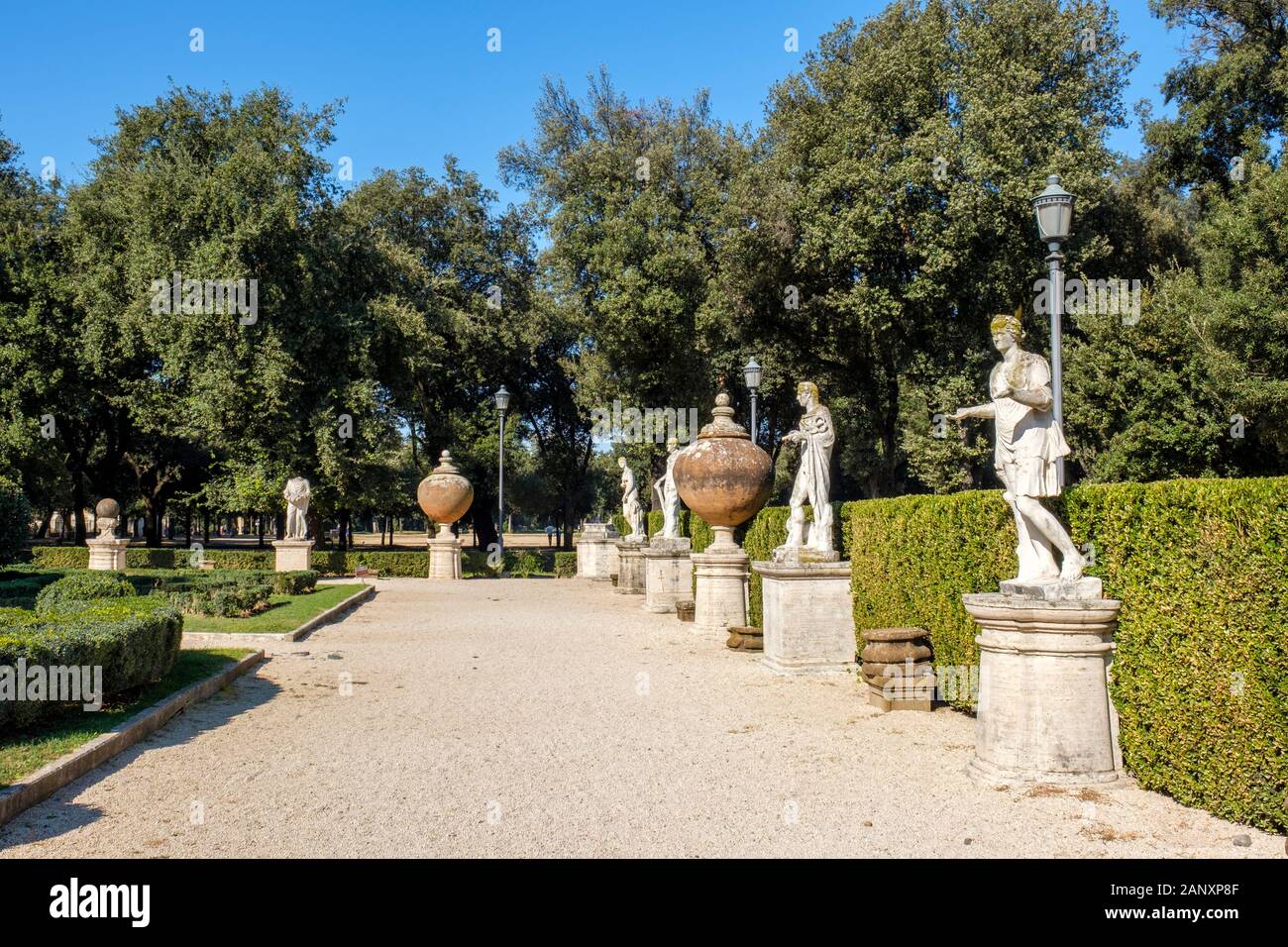 Gärten und römische Statuen der Gallerie Borghese, Gallerie Borghese Museum, Villa Borghese, Rom, Italien Stockfoto