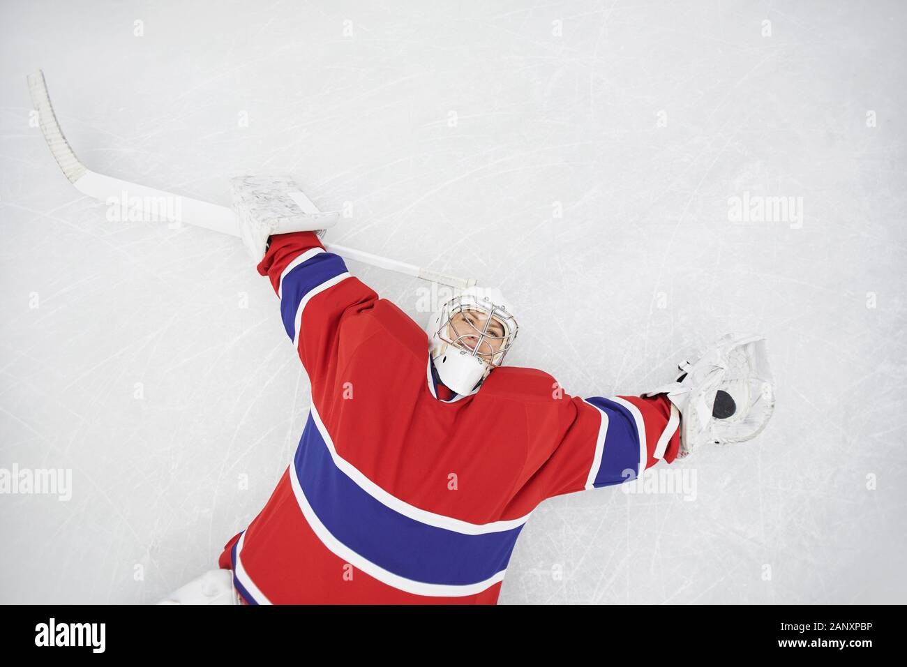 Blick von oben auf die weiblichen hockey player liegen auf Eis, und wenn man die Kamera nach Praxis erschöpft, kopieren Raum Stockfoto