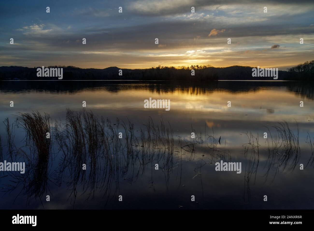 Sunrise - See Sidney Lanier. Reflektiert Frühling Morgen Sonnenaufgang auf der Wasseroberfläche an Wahoo Creek Park. Wahoo Creek Park ist ein Erholungsgebiet an der Stockfoto