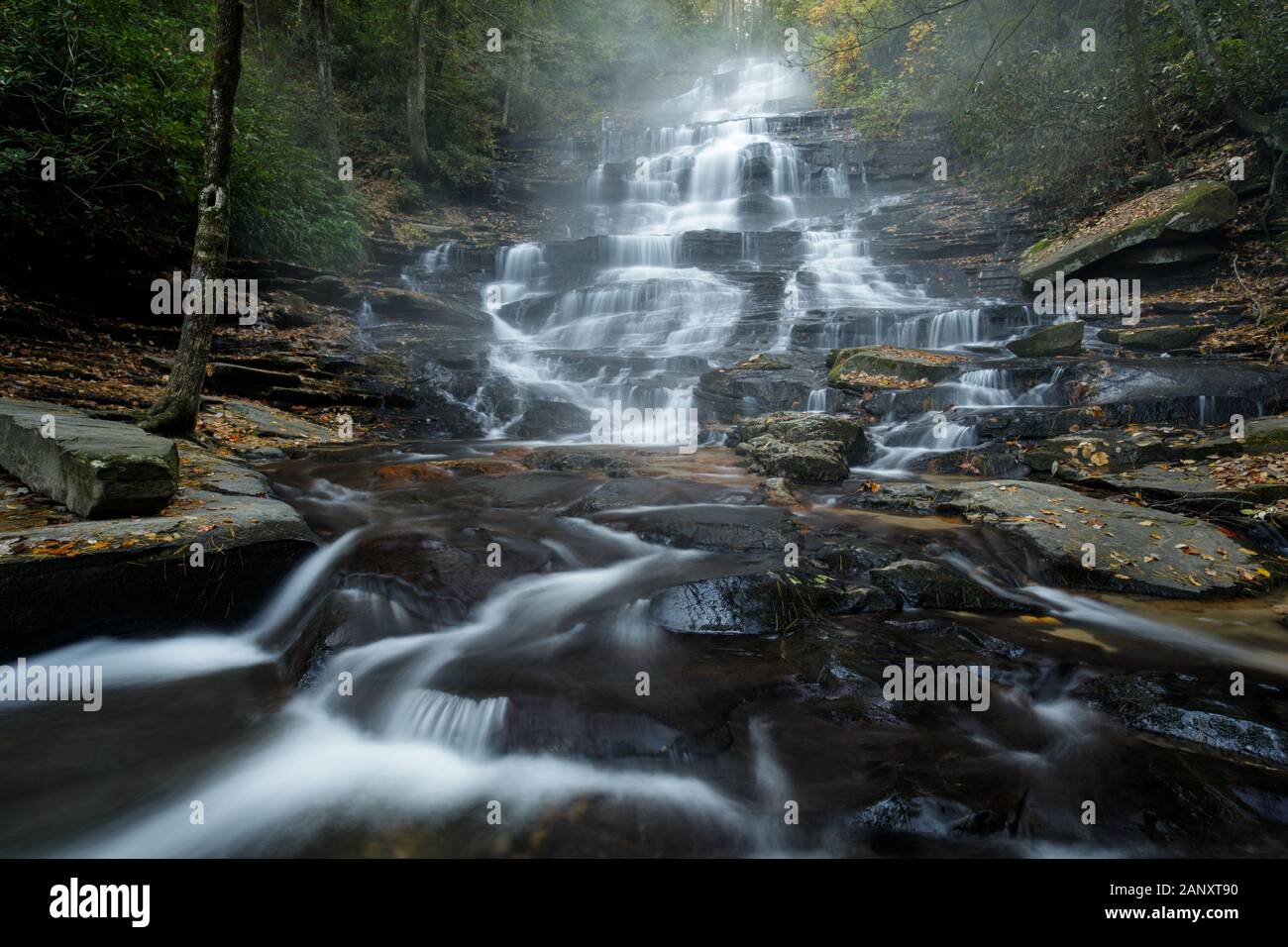 Minnehaha Falls, Rabun County, Georgia. Herbst morgen Nebel um Minnehaha Falls. Minnehaha Falls sind auf fällt Zweig zwischen seinem Quellgebiet auf Stockfoto