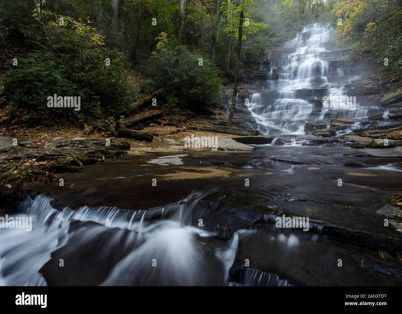 Minnehaha Falls, Rabun County, Georgia. Herbst Farbe und Nebel am schönen Minnehaha Falls. Minnehaha Falls sind auf fällt Zweig zwischen seinen oberlauf Stockfoto