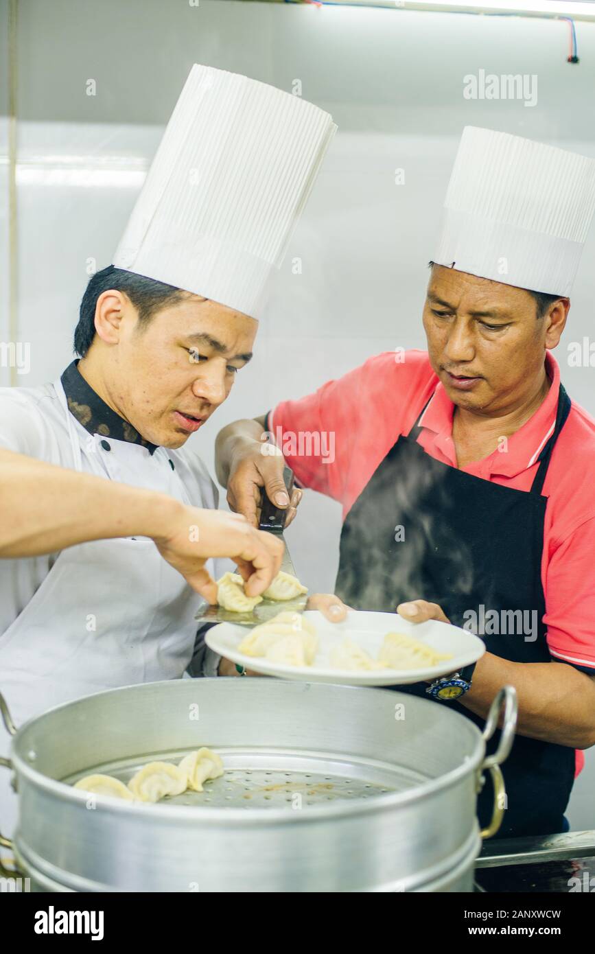 Kathmandu, Nepal - Mai, 2019 - zwei Köche machen traditionelle nepalesische Essen - Momo Stockfoto