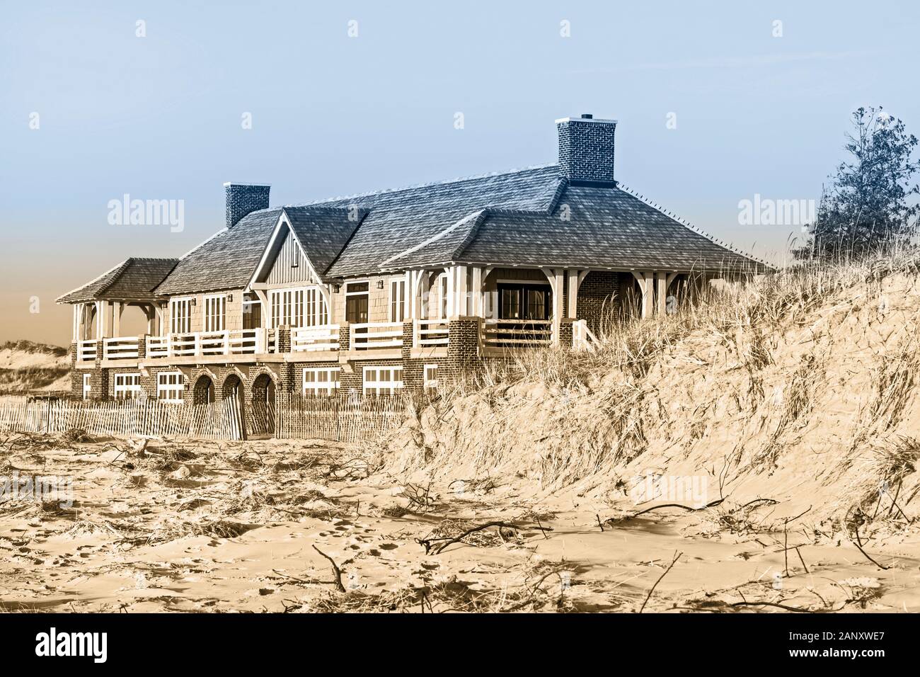 Ludington State Park Beach House auf Sturm übersät Strand in Ludington, Michigan, USA. Ludington State Park ist ein State Park nördlich von L Stockfoto