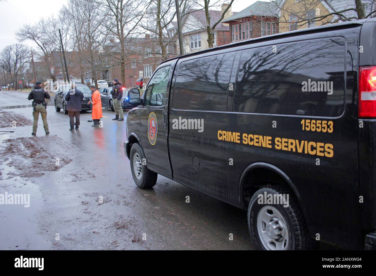Kriminalisten und Polizisten am Tatort ein shooting Totschlag in Detroit, Michigan, USA Stockfoto