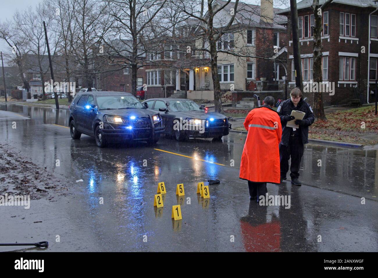 Kriminalisten an der Szene eine Schießerei Totschlag in Detroit, Michigan, USA Stockfoto