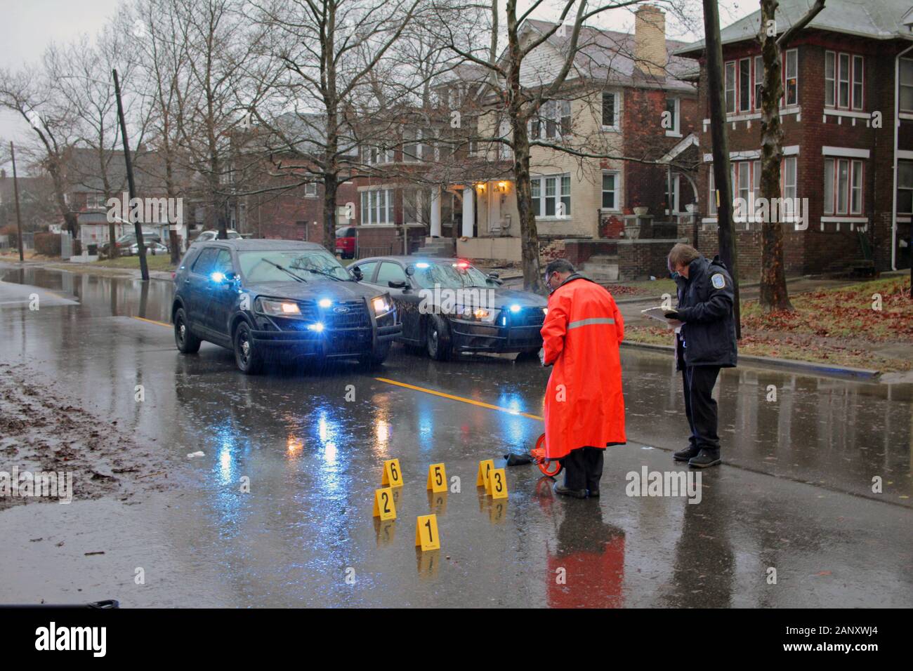 Kriminalisten an der Szene eine Schießerei Totschlag in Detroit, Michigan, USA Stockfoto
