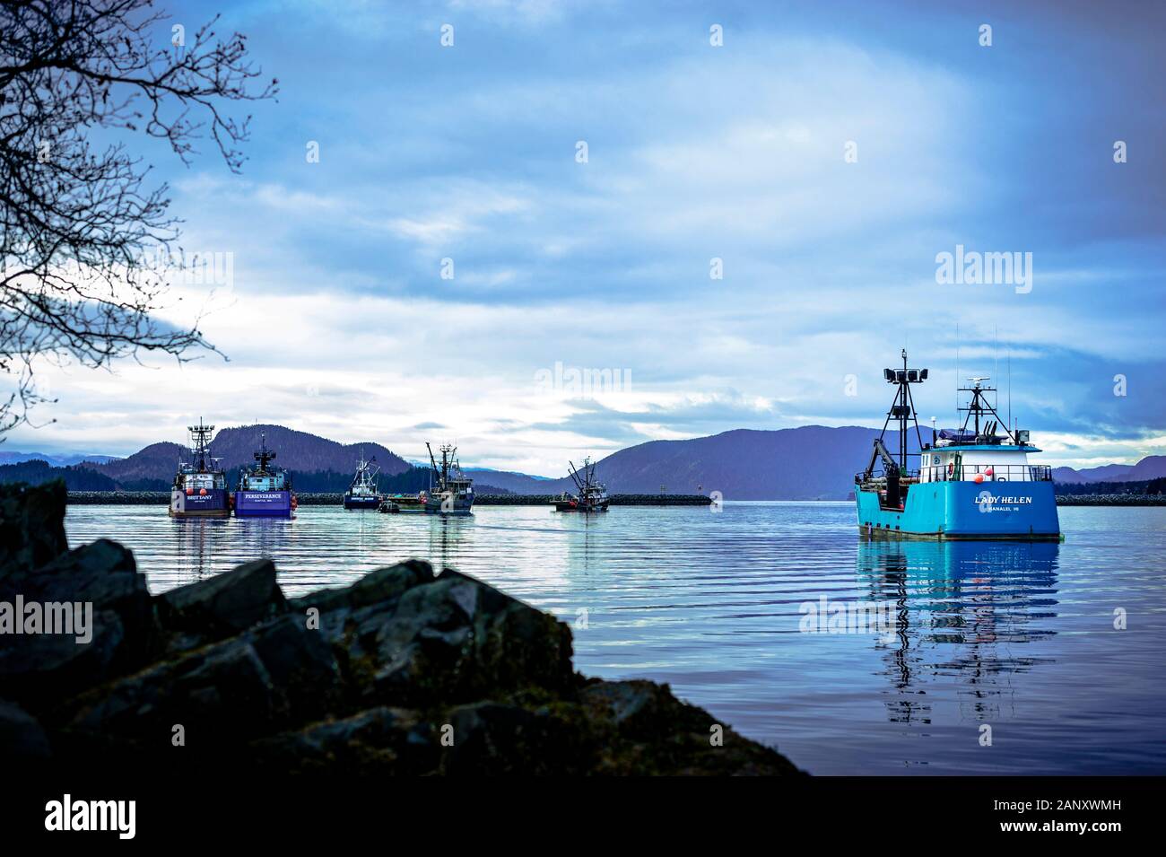 Der kommerzielle Fischfang Ausschreibung Boote in Midelt Hafen während der Sitka Sound sac roe Heringsfischerei in Sitka, Alaska, USA verankert. Stockfoto