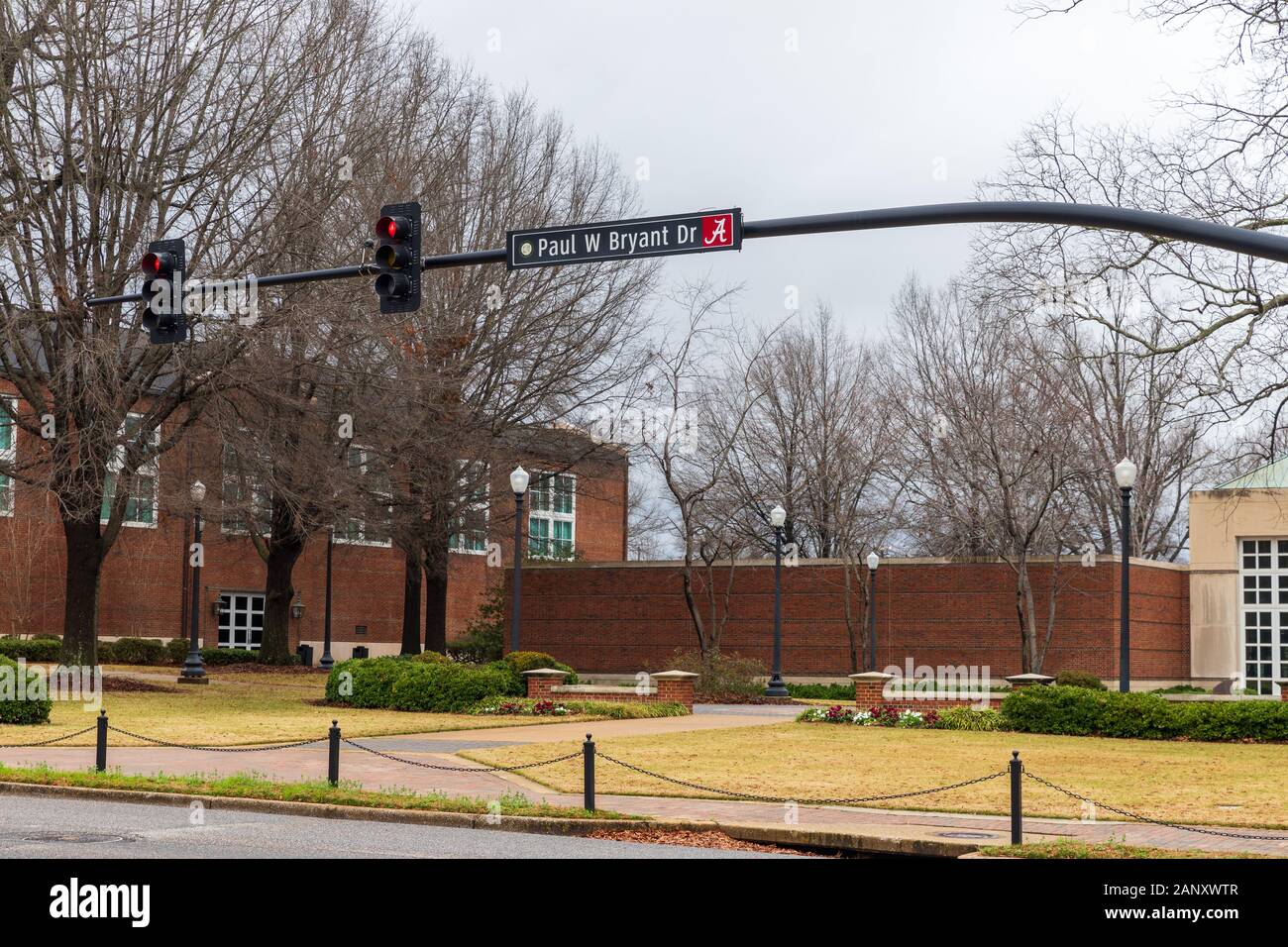 Tuscaloosa, AL/USA - Dezember 29, 2019: Paul W Bryant Dr Zeichen auf dem Campus der Universität von Alabama Stockfoto