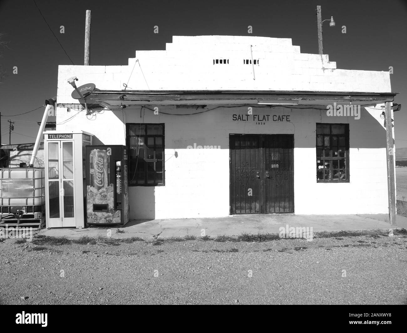 Salt Flat Café entlang des Highway 182/62 in West Texas, das jahrzehntelang ein lokales Wahrzeichen ist, das die abgelegene Gegend bedient. Das nächste Lebensmittelgeschäft ist 120 km. Stockfoto