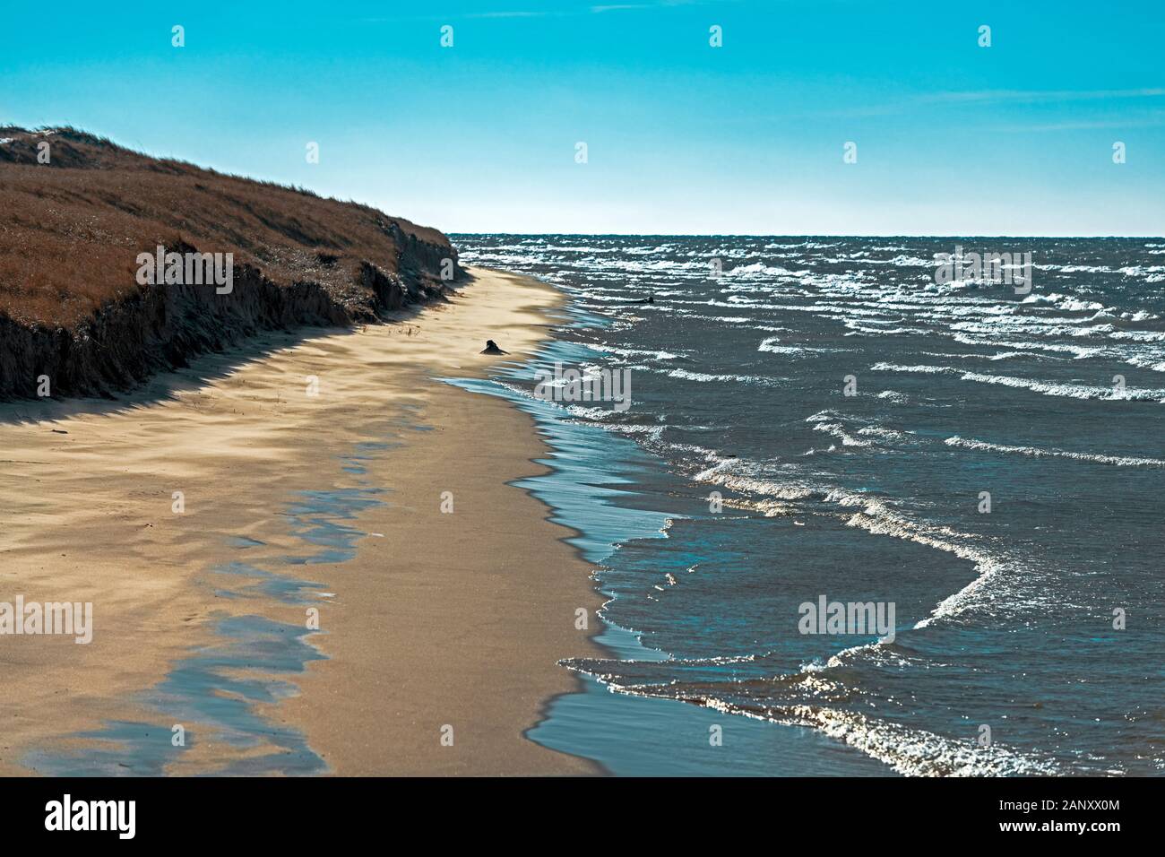 Sanddünen, Strand und mehrere Wellen im Ludington State Park in der Nähe von Ludington, Michigan, USA. Stockfoto