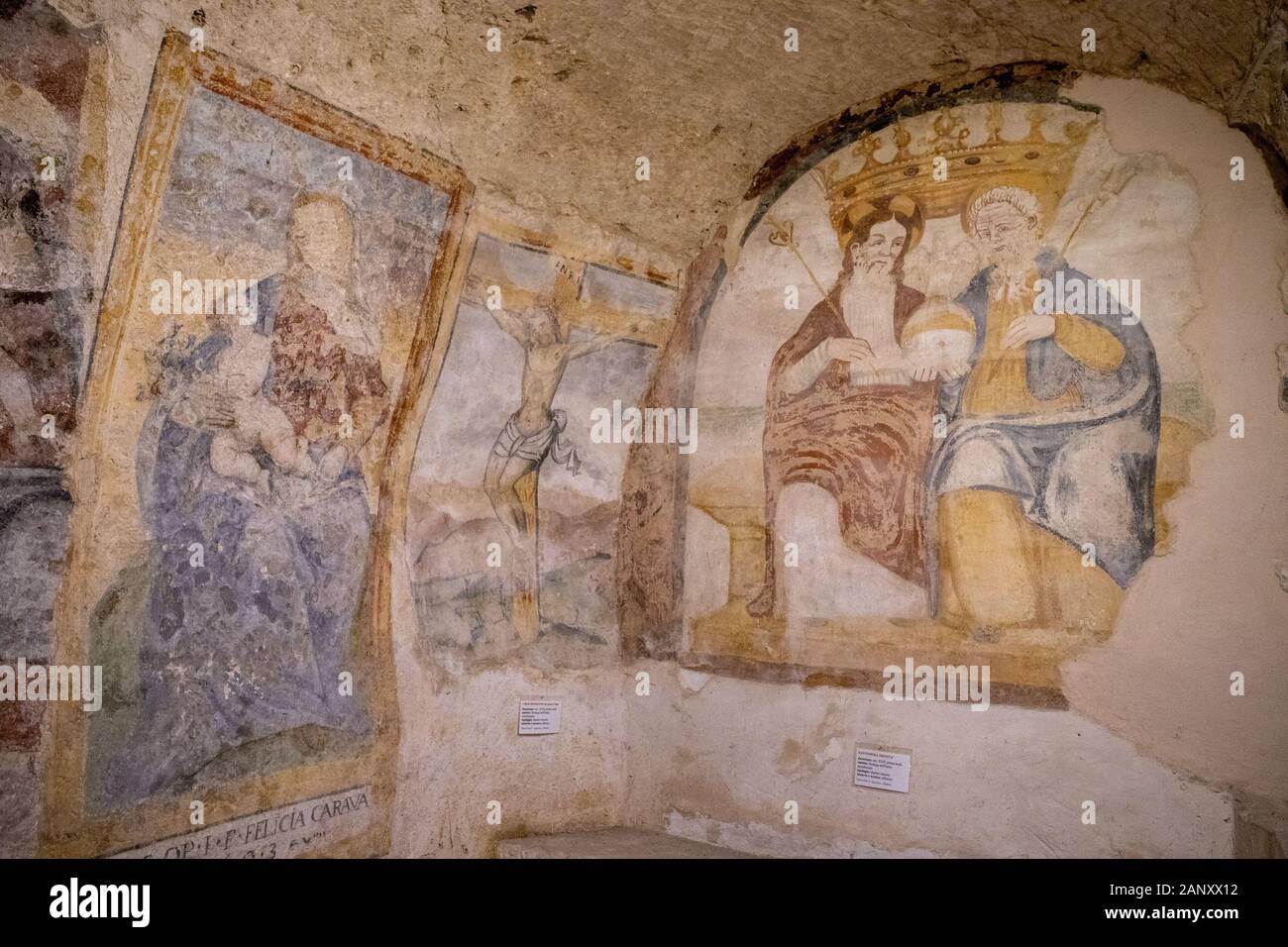 Alte Fresken in Rupestrian Kirche Saint Julian Krypta. Höhle Kirche, Kloster des hl. Agostino, Matera, Italien Stockfoto