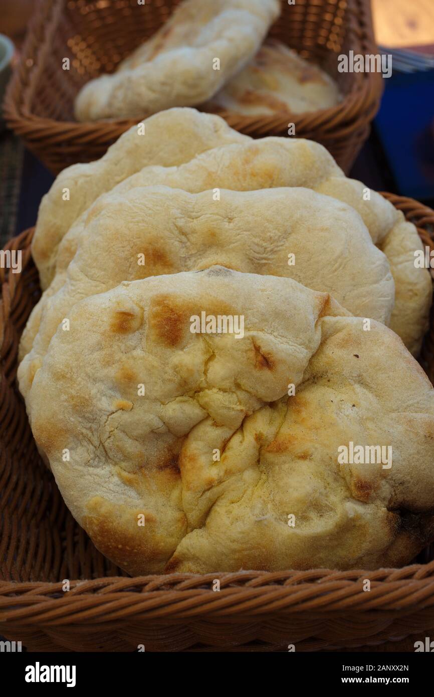 "Bazlama" Es ist eine Art von Brot aus der türkischen Küche. flach, rund und fermentierte Brot. Stockfoto