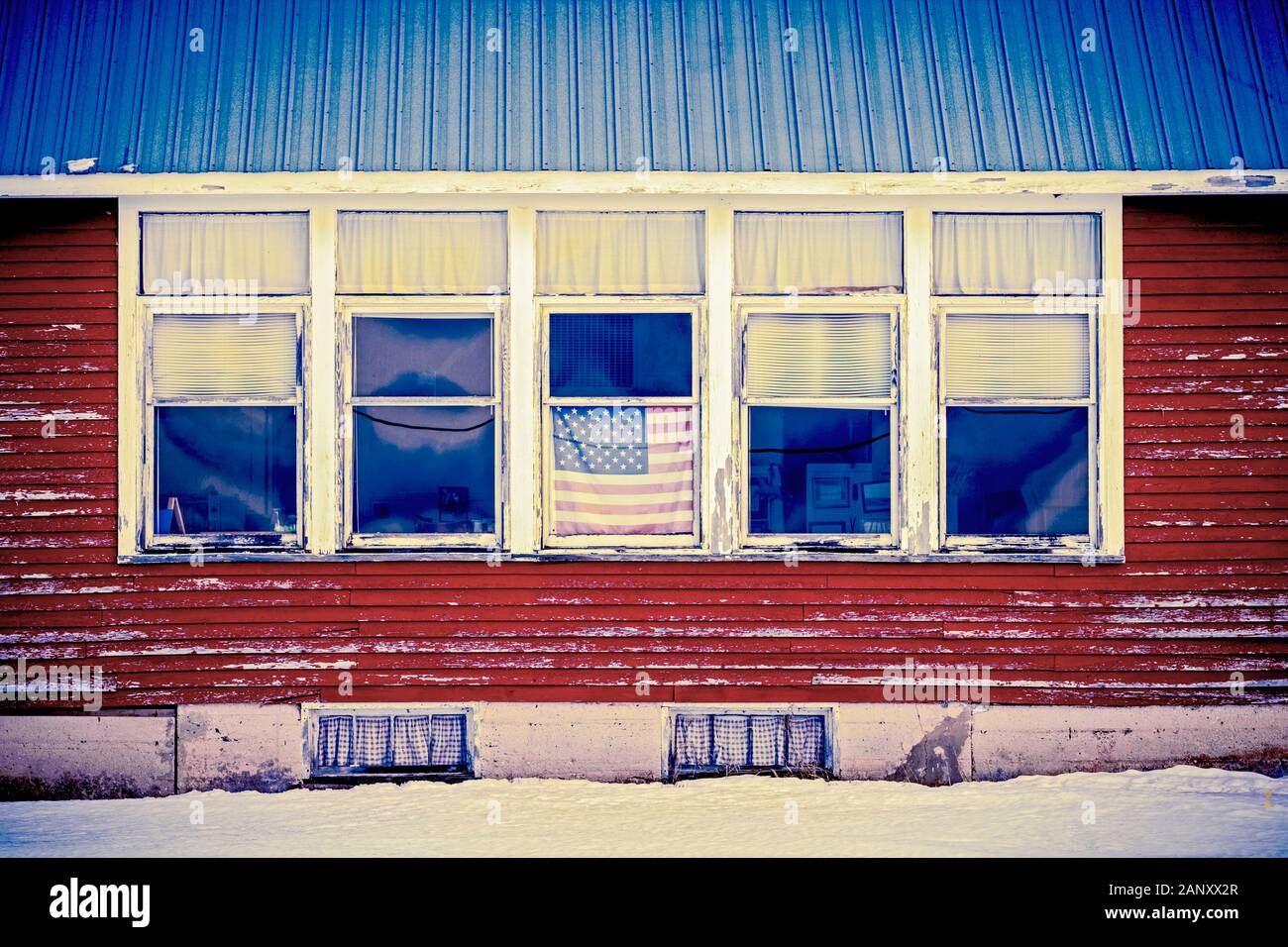 Amerikanische Flagge aufhängen im Fenster einer alten, verlassenen Schulhaus in der von Michigan Stockfoto