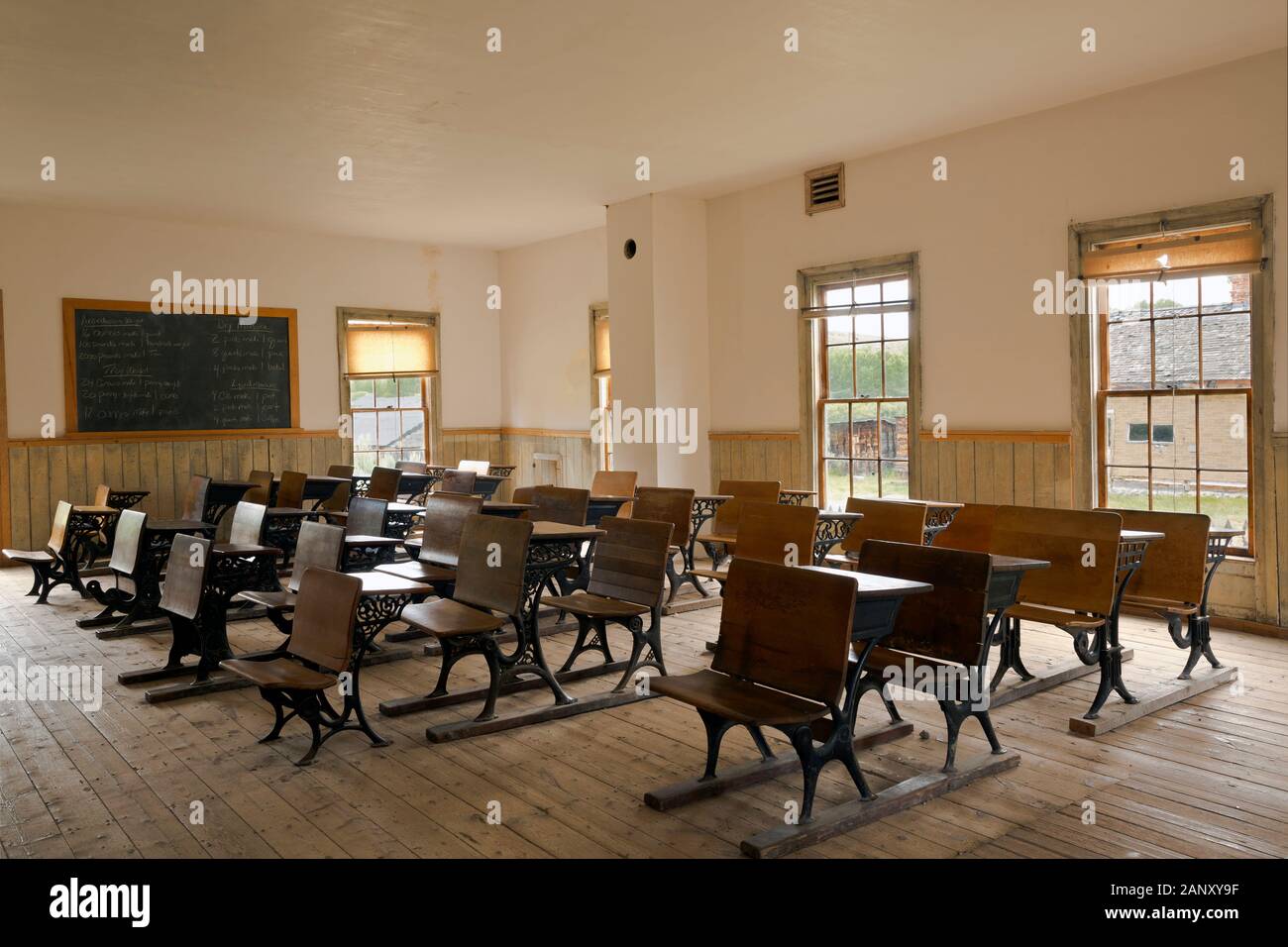 MT 00405-00 ... MONTANA - Gut erhaltene Schule Zimmer in der Geisterstadt im Bannack in im Bannack State Park. Stockfoto