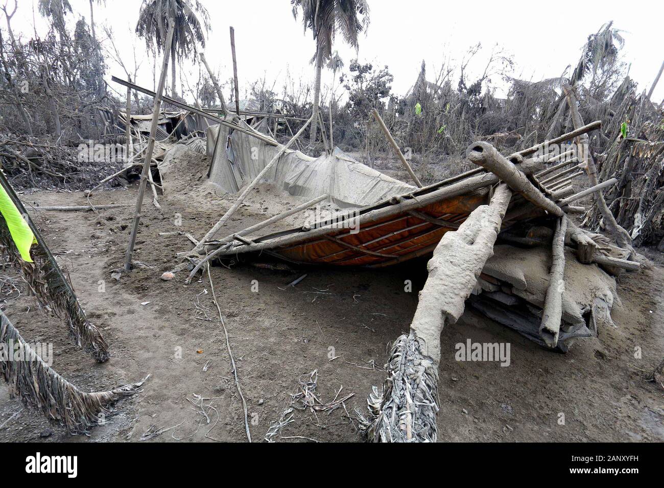 Philippinen. 19 Jan, 2020. Foot Print der Zerstörung am Ground Zero der Vulkan Insel, die eine große Bewohner und Touristen in San Isidro, Batangas am 19. Januar 2020. Das philippinische Institut für Vulkanologie und Seismologie (PHIVOLCS) warnte die öffentlichkeit auf mögliche starke Taal volcano Eruption, weil die Risse in der Strasse und Häuser und noch immer alert Nummer 4 für die Sicherheit der Öffentlichkeit. (Foto von Gregorio B. Dantes jr. Credit: Pacific Press Agency/Alamy leben Nachrichten Stockfoto