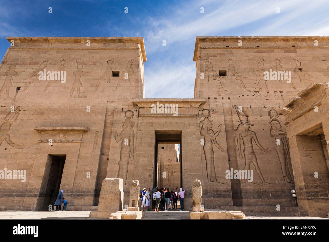 Turmtor des Tempels von Isis Philae, auch Philae-Tempel, Insel Agilkia im Nassersee, Assuan, Ägypten, Nordafrika, Afrika Stockfoto