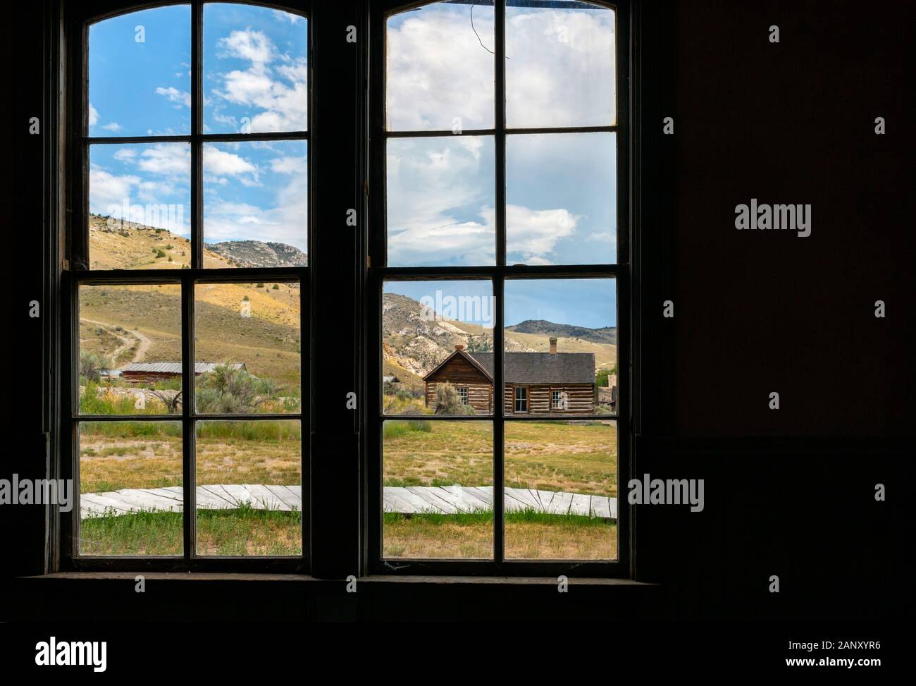 MT 00415-00 ... MONTANA - Blick aus den Fenstern des Hotels Meade in der Geisterstadt im Bannack, im Bannack State Park erhalten. Stockfoto