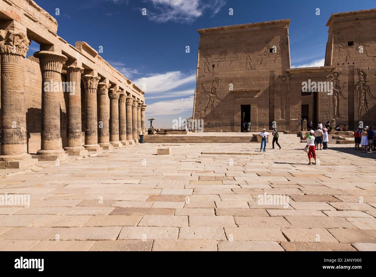 Kolonnade des Tempels von Isis Philae, auch Philae-Tempel, Insel Agilkia im Nassersee, Assuan, Ägypten, Nordafrika, Afrika Stockfoto