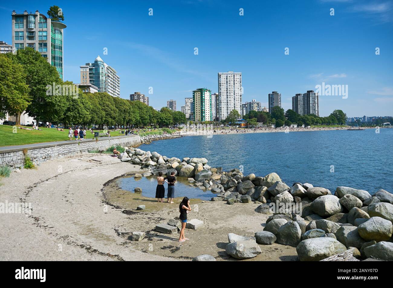 Vancouver, British Columbia, Kanada: Panoramablick auf die English Bay mit Strand und Menschen in West End, in der Nähe von Morton und Stanley Park Stockfoto