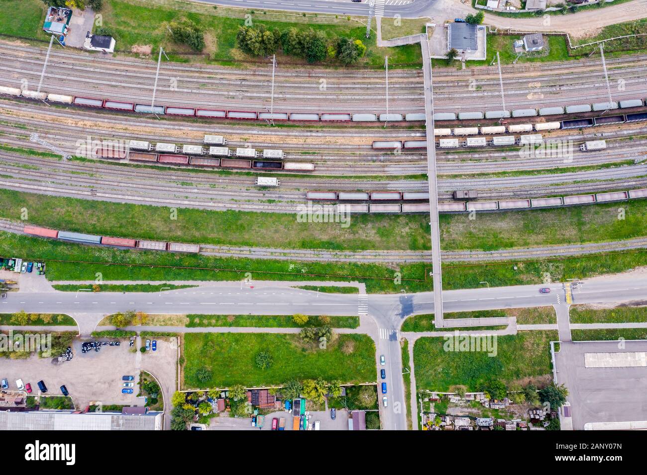 Antenne Blick von oben auf die industriellen Bahnhof mit Güterwagen Stockfoto