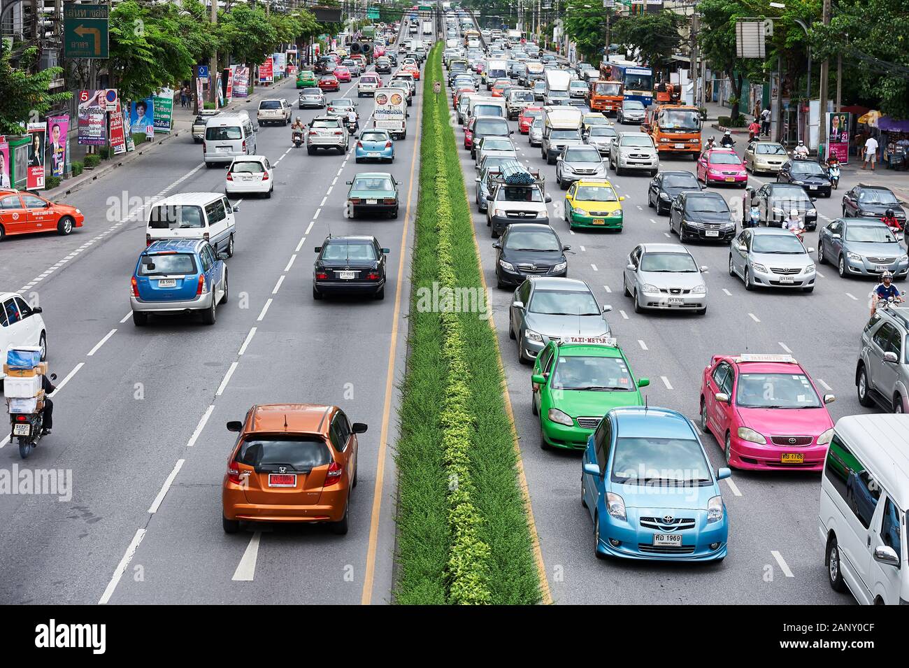 Bangkok, Thailand: Blick von oben auf den Verkehr entlang der Rama IV Road, in der Nähe des Lumpini Park, acht Bahnen voll von bunten Autos und Lkws. Stockfoto