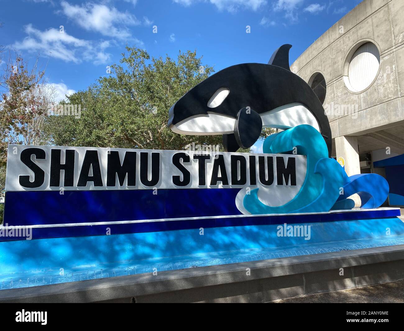 Orlando, FL/USA -1/17/20: Die shamu Stadion Zeichen außerhalb des Amphitheaters in SeaWorld Orlando, Florida. Stockfoto